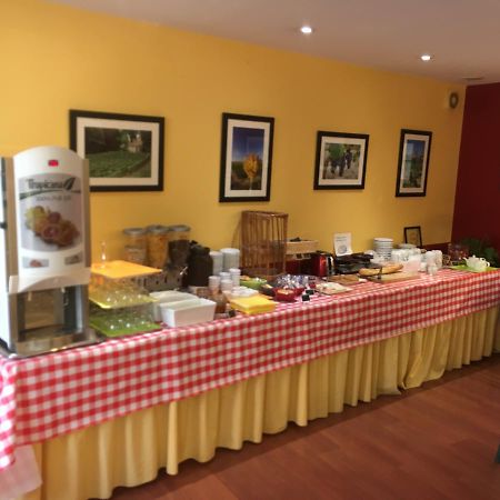 Logis Hotel-Restaurant Le Chene Vert Saint-Pourçain-sur-Sioule Exteriör bild