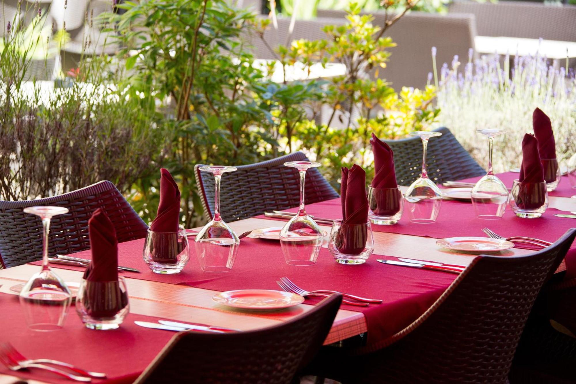 Logis Hotel-Restaurant Le Chene Vert Saint-Pourçain-sur-Sioule Exteriör bild