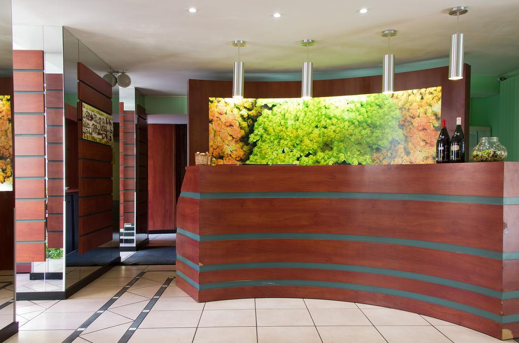 Logis Hotel-Restaurant Le Chene Vert Saint-Pourçain-sur-Sioule Exteriör bild