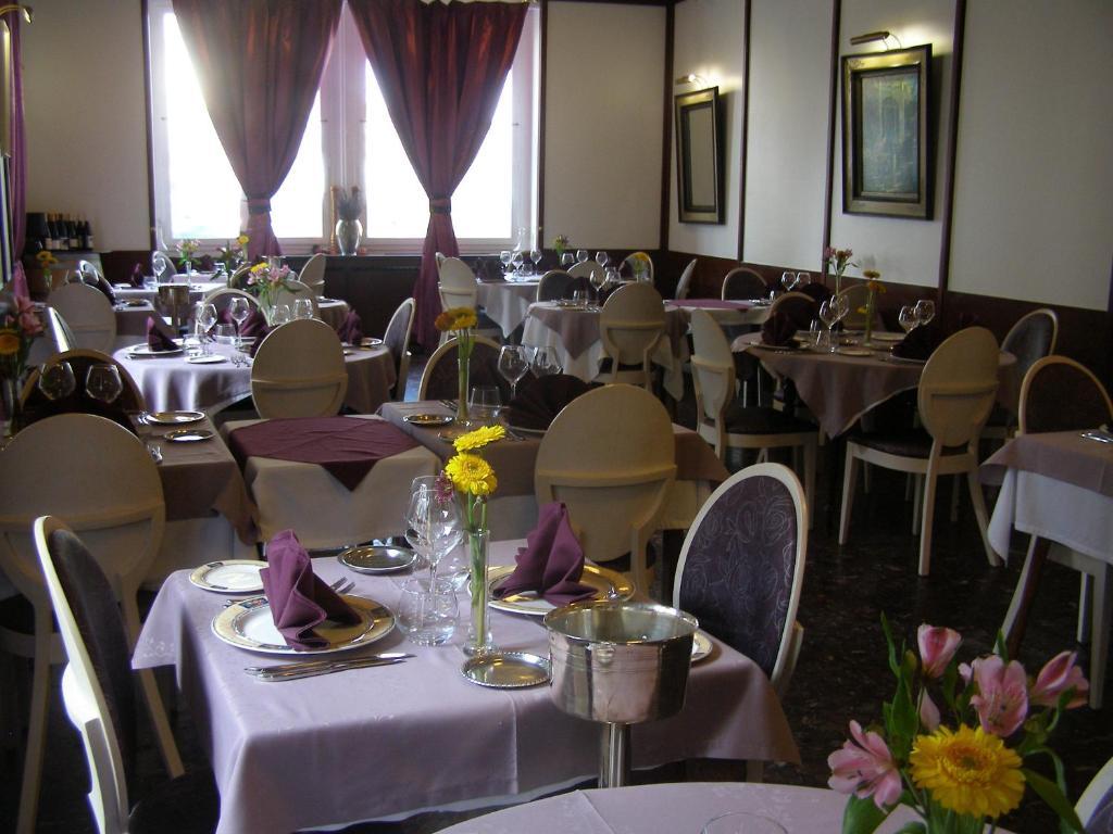 Logis Hotel-Restaurant Le Chene Vert Saint-Pourçain-sur-Sioule Exteriör bild
