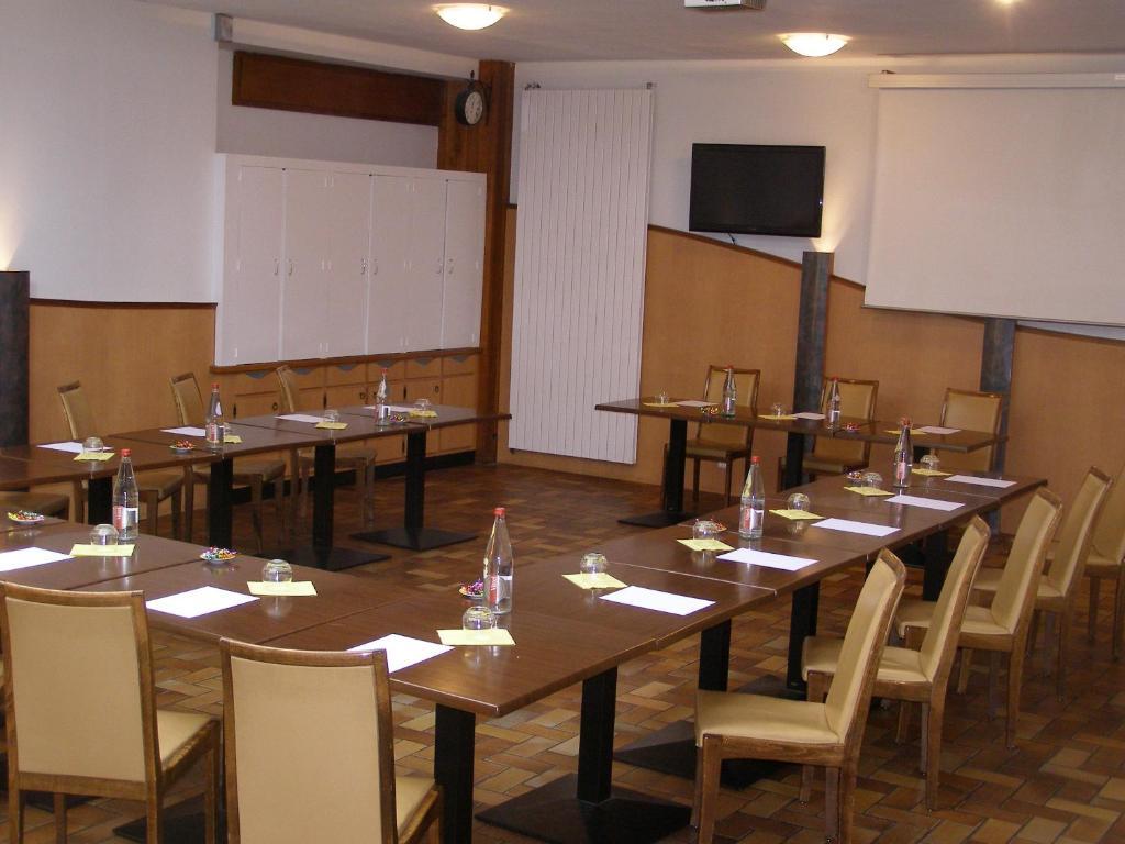 Logis Hotel-Restaurant Le Chene Vert Saint-Pourçain-sur-Sioule Exteriör bild