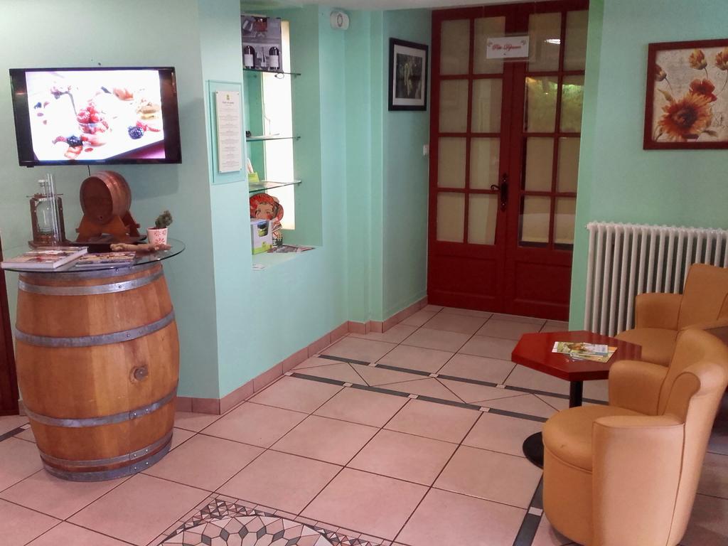 Logis Hotel-Restaurant Le Chene Vert Saint-Pourçain-sur-Sioule Exteriör bild