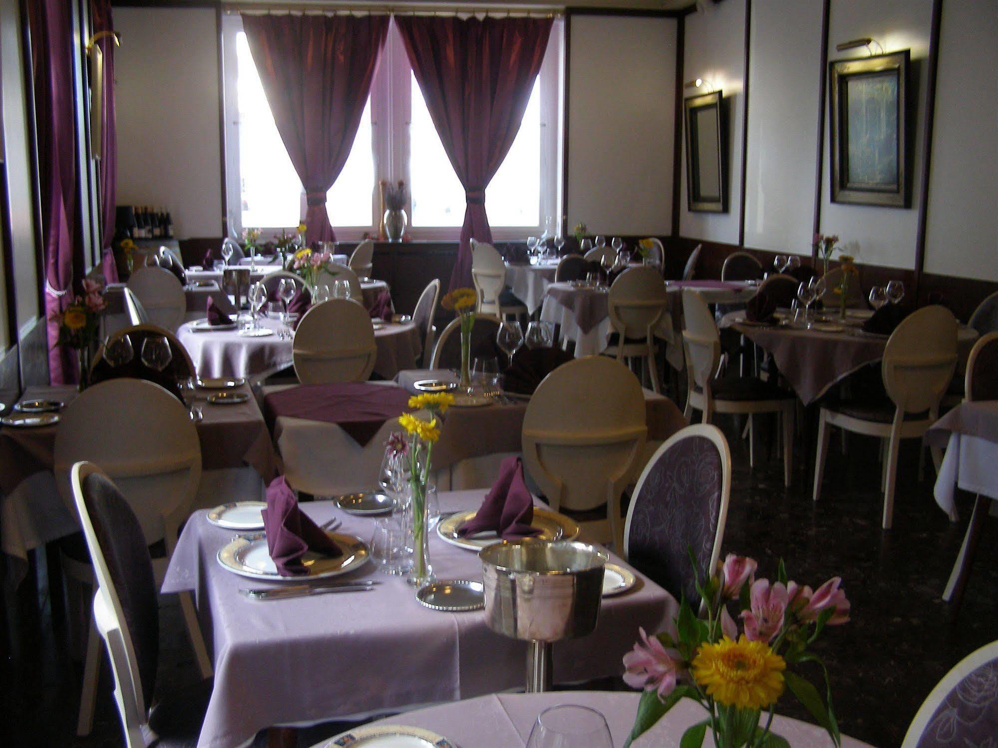 Logis Hotel-Restaurant Le Chene Vert Saint-Pourçain-sur-Sioule Exteriör bild