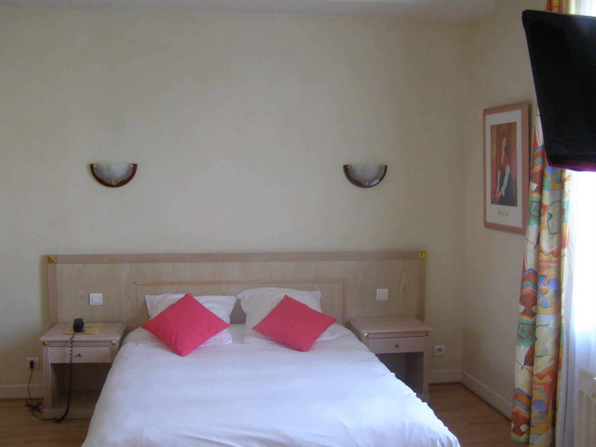 Logis Hotel-Restaurant Le Chene Vert Saint-Pourçain-sur-Sioule Exteriör bild