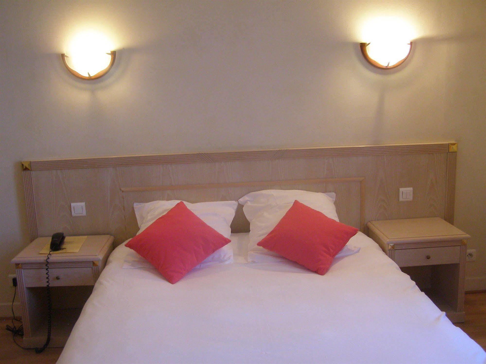 Logis Hotel-Restaurant Le Chene Vert Saint-Pourçain-sur-Sioule Exteriör bild