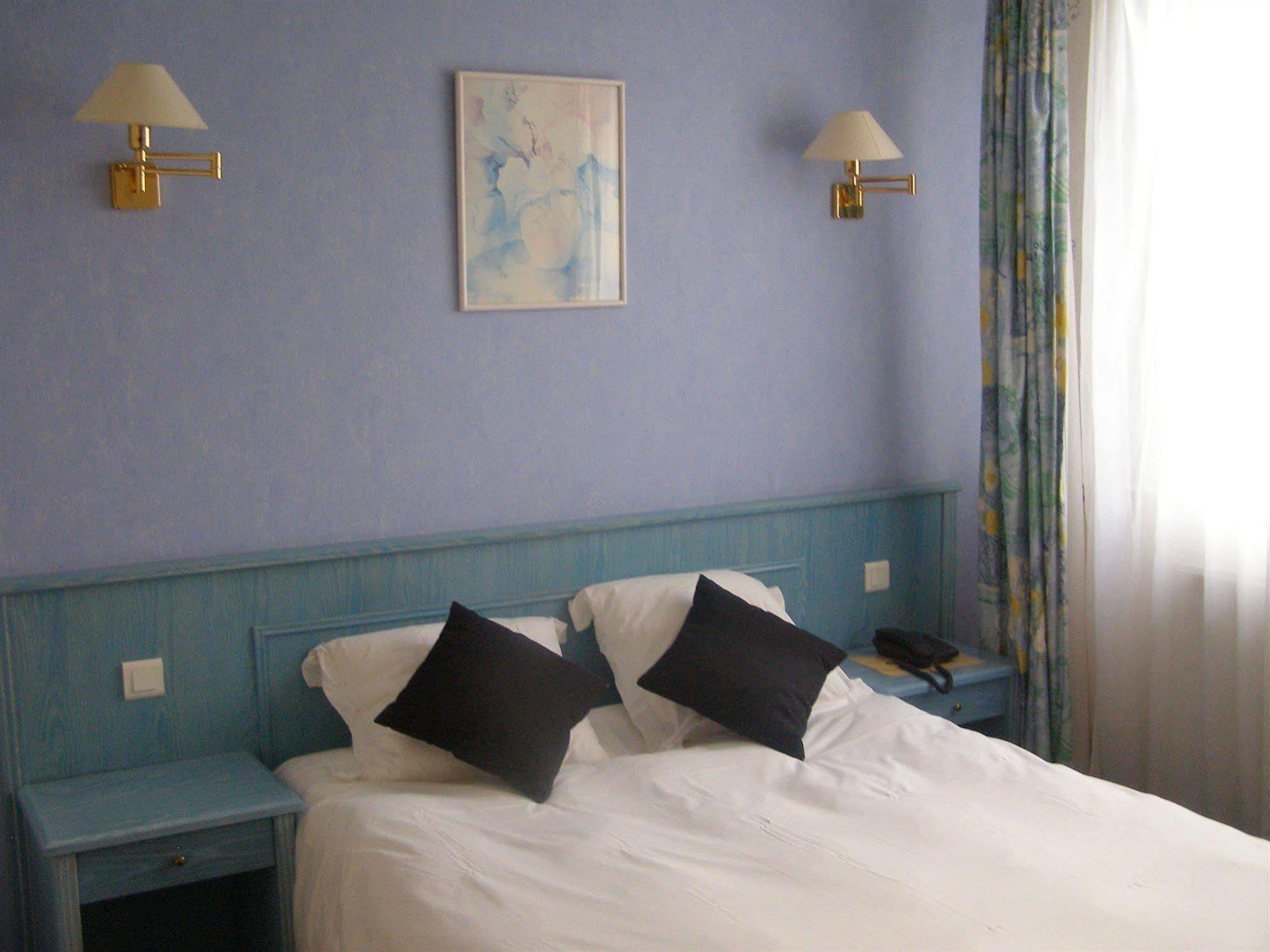 Logis Hotel-Restaurant Le Chene Vert Saint-Pourçain-sur-Sioule Exteriör bild