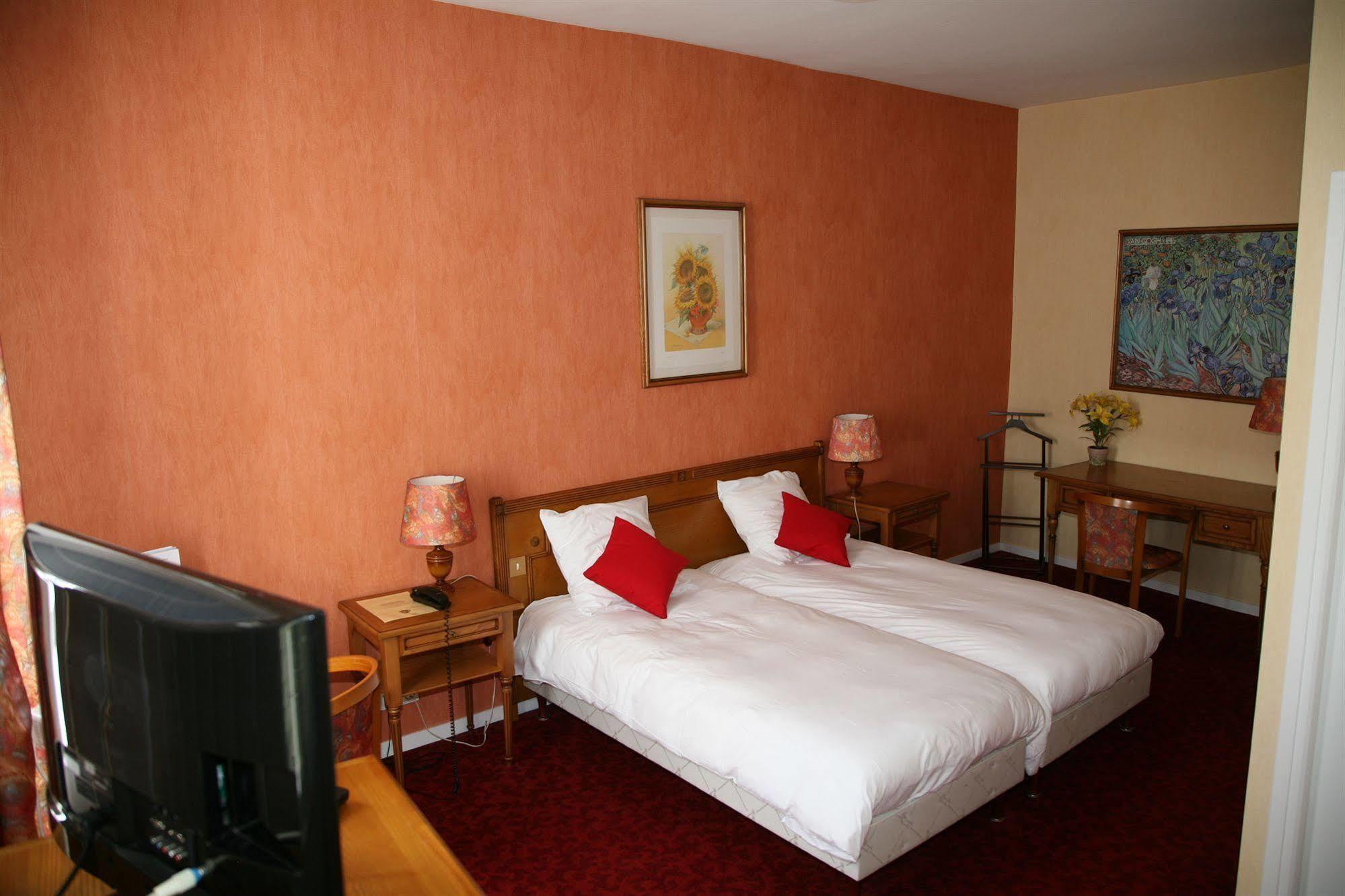 Logis Hotel-Restaurant Le Chene Vert Saint-Pourçain-sur-Sioule Exteriör bild